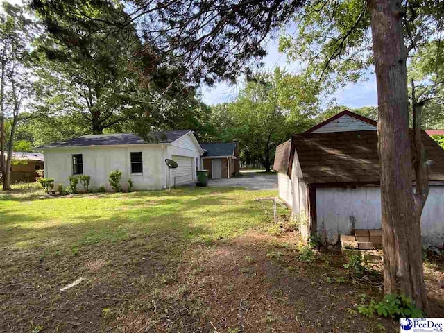 125 Forest Dr, Bennettsville, SC 29512 - view of grassy yard featuring an outdoor structure