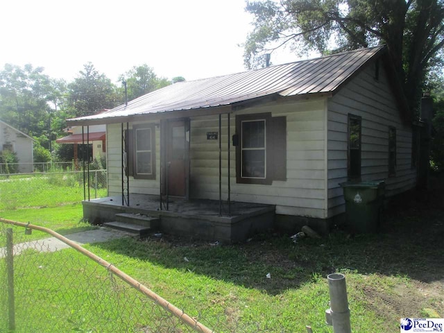 view of front facade featuring a front lawn