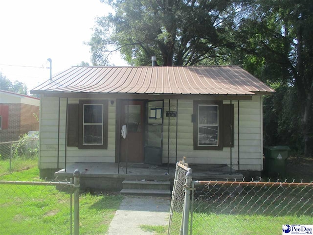 bungalow featuring a front lawn