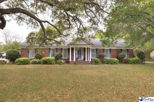 view of front of home featuring a front yard and brick siding