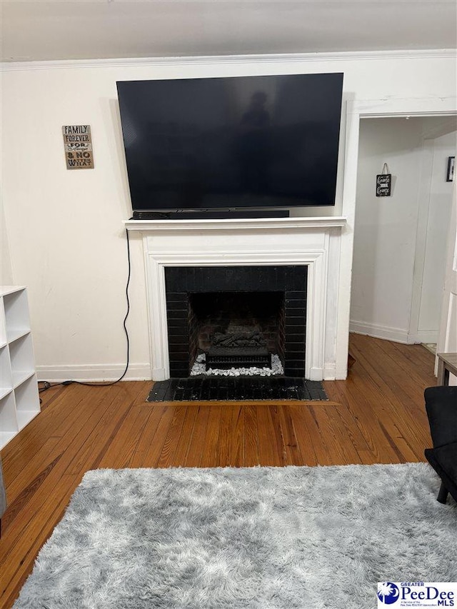 details featuring hardwood / wood-style flooring