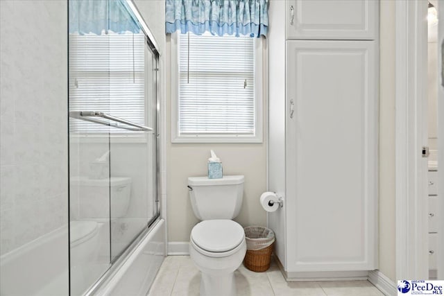full bathroom featuring toilet, tile patterned flooring, enclosed tub / shower combo, and baseboards