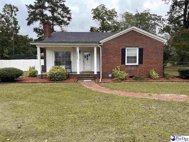 view of front facade featuring a front yard and covered porch