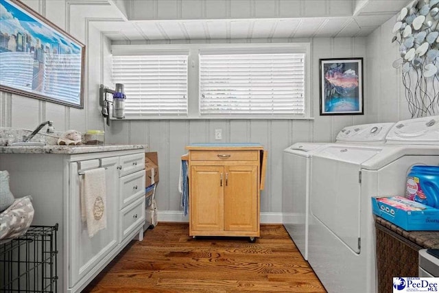 laundry room with dark wood-style flooring, a sink, and washing machine and clothes dryer