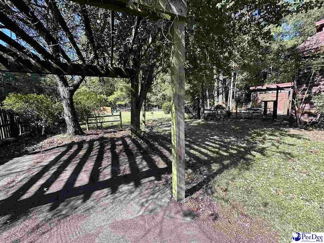 view of yard featuring a storage unit