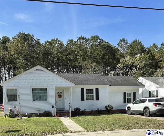 single story home featuring a front lawn