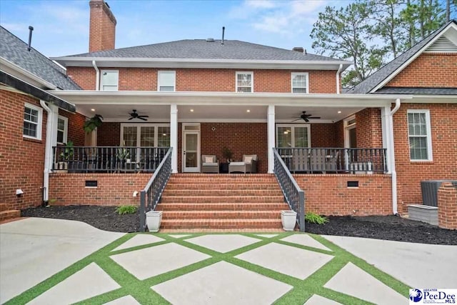 view of front facade featuring a porch, ceiling fan, and a patio area