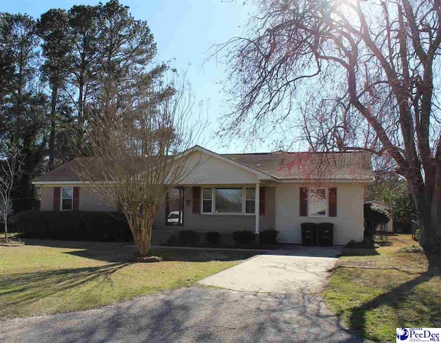 single story home featuring a front yard