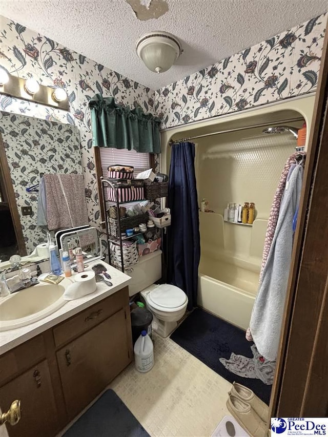 bathroom featuring vanity, wallpapered walls, a textured ceiling, toilet, and shower / tub combo with curtain