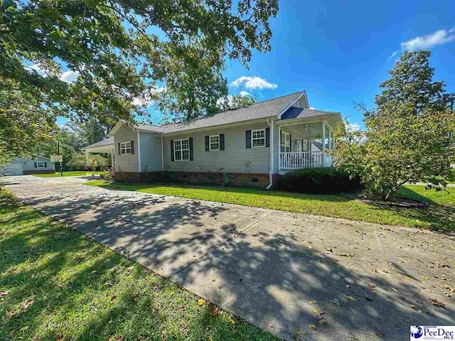 view of front of property featuring covered porch and a front lawn