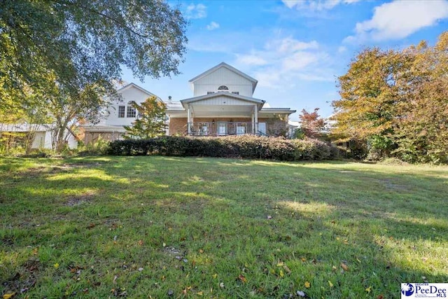 view of front facade featuring a front lawn