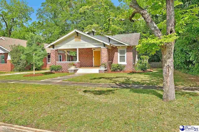 view of front of house featuring a front lawn