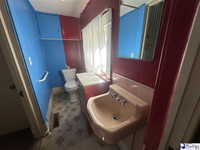 bathroom featuring sink and toilet