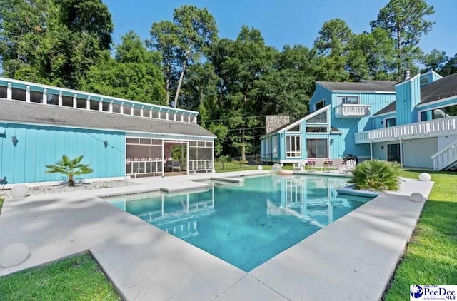 view of swimming pool