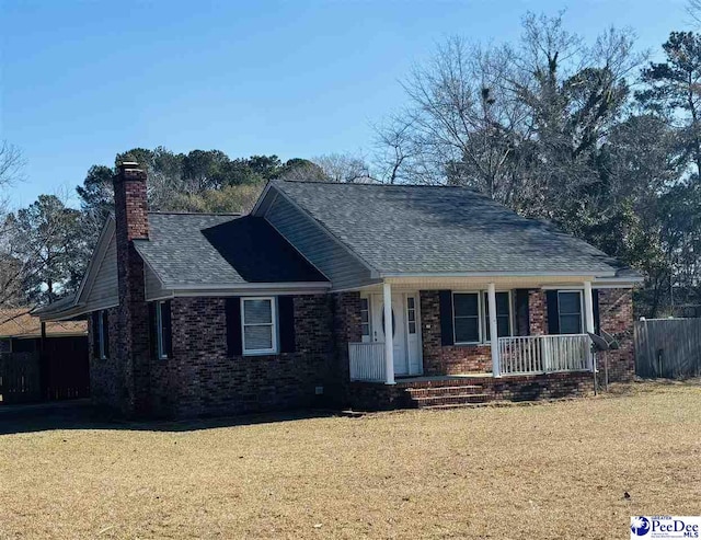 view of front of property featuring a porch and a front yard