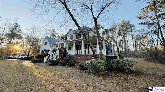 view of front of property featuring a front yard and a porch