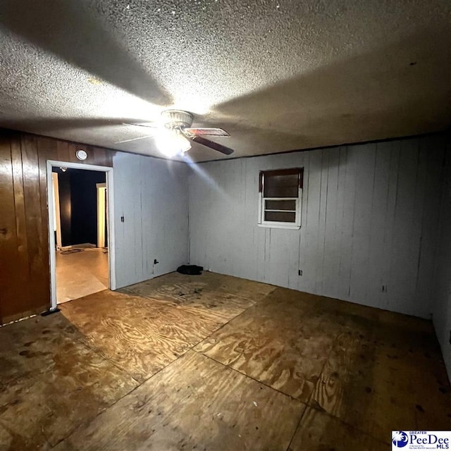 unfurnished room featuring a textured ceiling and ceiling fan