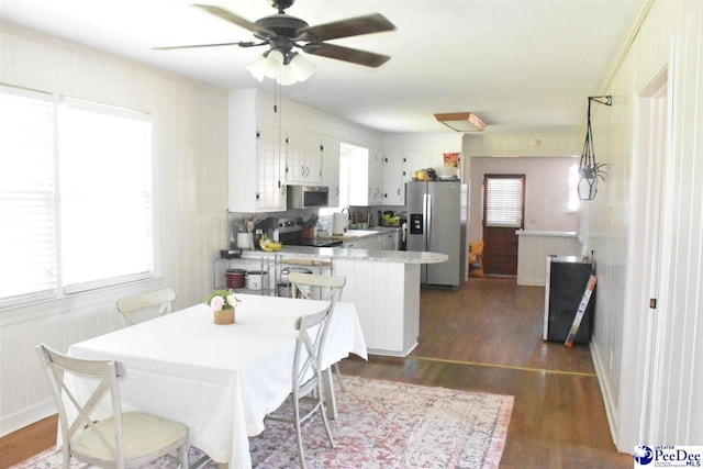 dining room with dark hardwood / wood-style floors and ceiling fan