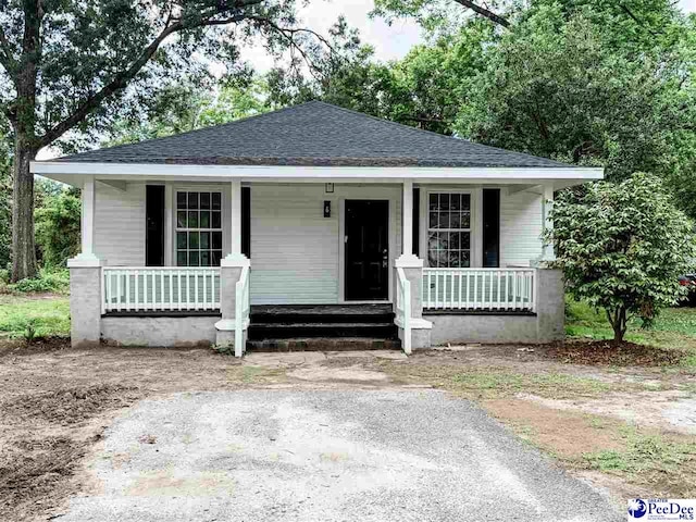 604 E Jefferson St, Dillon, SC 29536 - bungalow-style home with a porch and a shingled roof