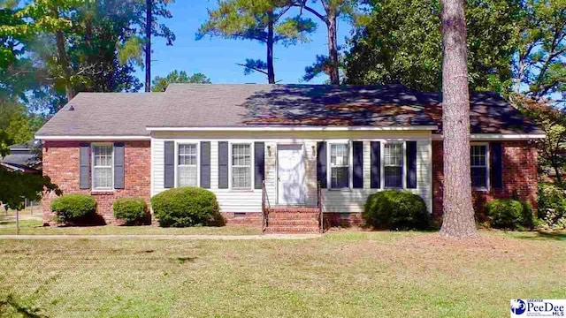 view of front facade with a front lawn