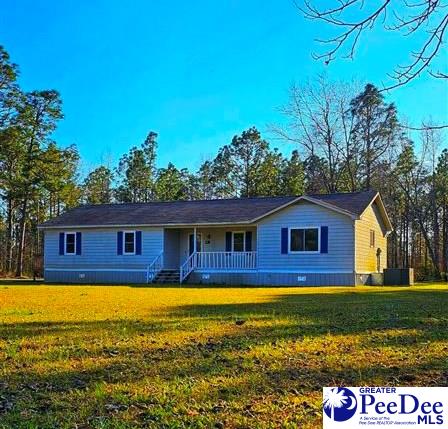 single story home featuring a front yard