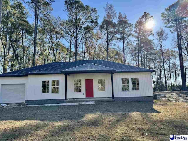 view of front of property featuring a garage and a front yard