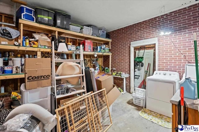 storage room with washer / clothes dryer