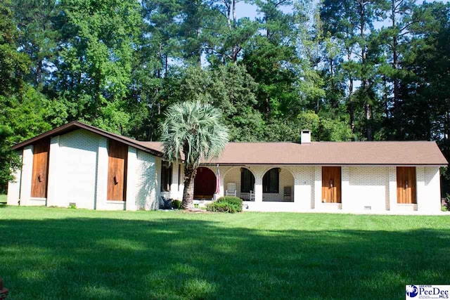 ranch-style home featuring a front yard