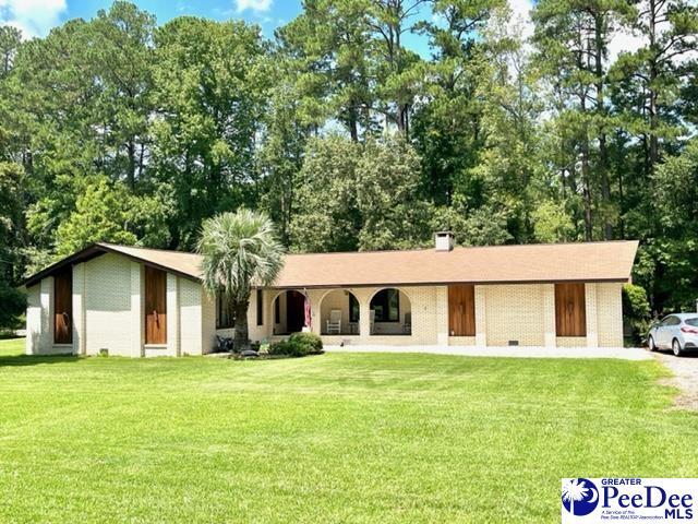 single story home with a front lawn