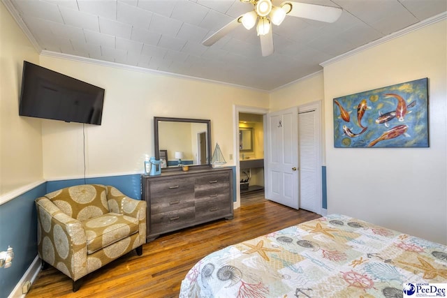 bedroom with ceiling fan, a closet, crown molding, and wood finished floors