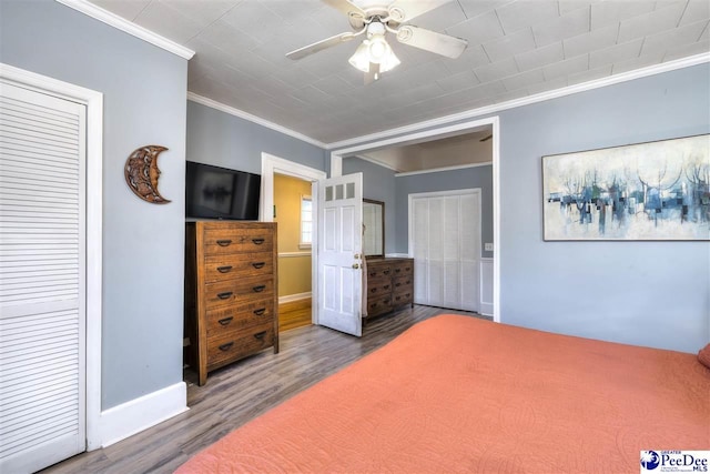 bedroom with crown molding, a closet, ceiling fan, wood finished floors, and baseboards