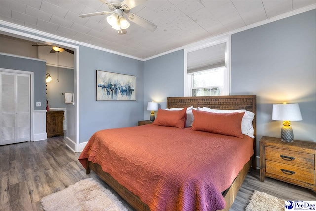 bedroom featuring ornamental molding, wood finished floors, a ceiling fan, and baseboards