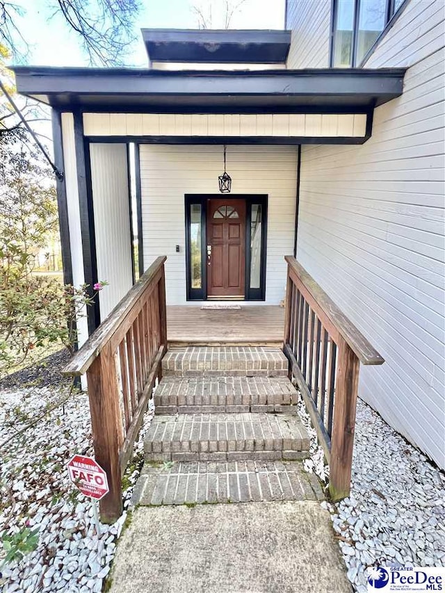 property entrance featuring a porch