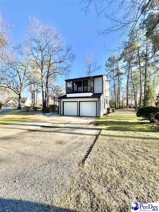 view of front of property with driveway