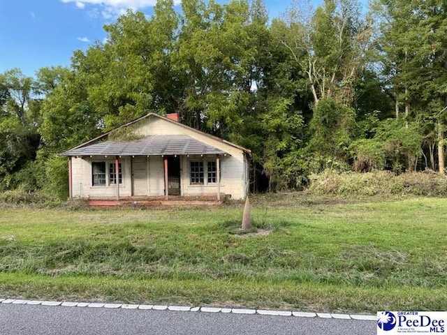 view of front of home with a front lawn