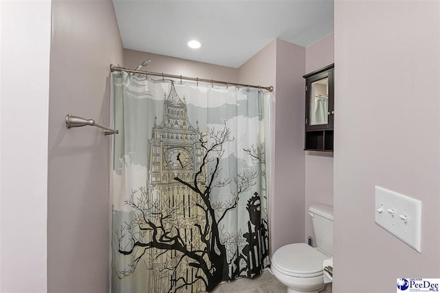 bathroom featuring a shower with curtain and toilet