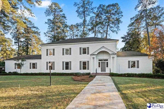 view of front of house featuring a front lawn