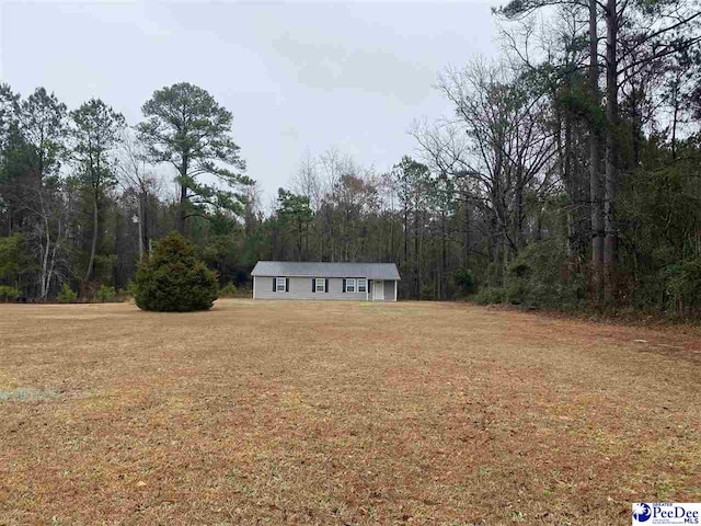 view of front facade with a front yard