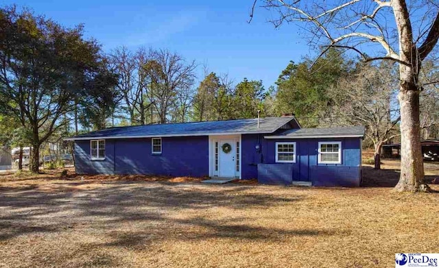 ranch-style home featuring a front yard