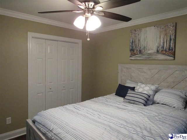 bedroom featuring a closet, baseboards, crown molding, and ceiling fan