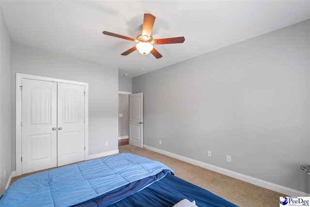 bedroom with baseboards, a ceiling fan, carpet floors, and a closet
