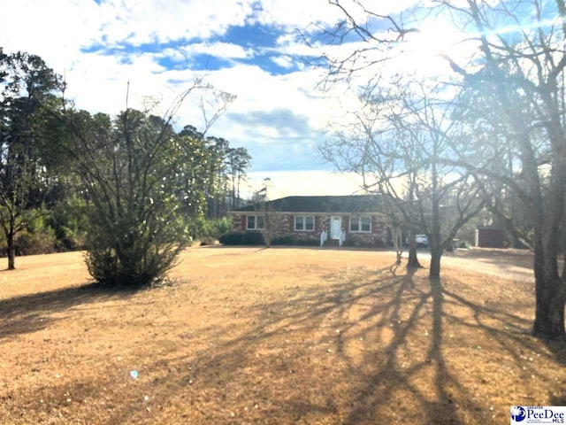 view of front facade with a front yard