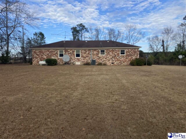 back of property with a lawn