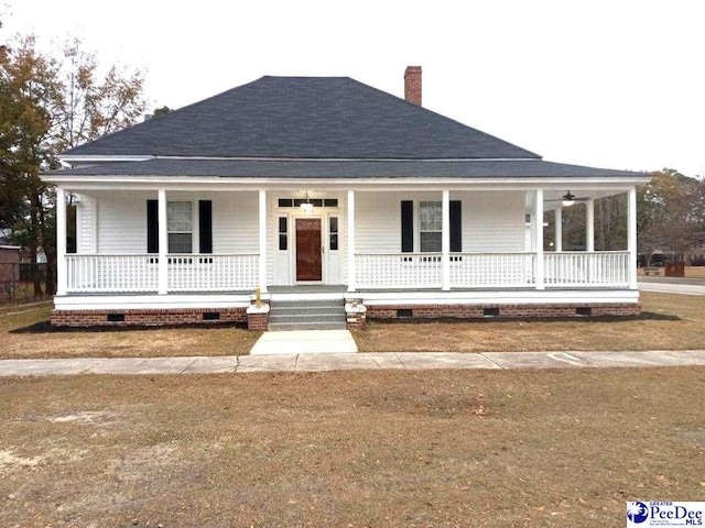 farmhouse with ceiling fan and covered porch