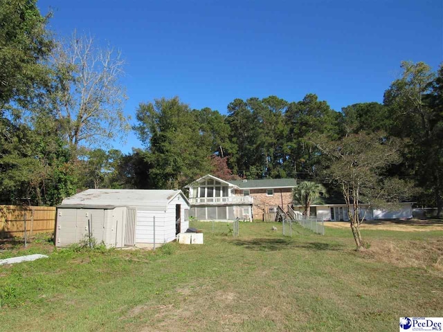 view of yard featuring a storage shed