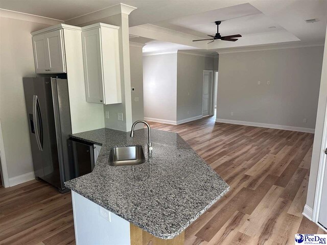 7845 E National Cemetery Rd, Florence, SC 29506 - kitchen with stainless steel fridge with ice dispenser, a sink, a raised ceiling, a peninsula, and a ceiling fan