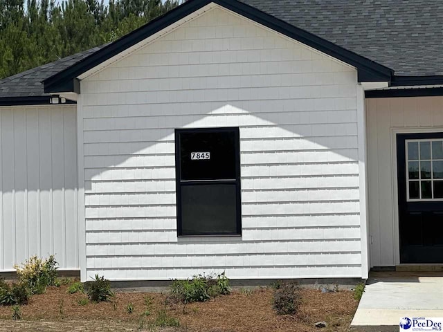 7845 E National Cemetery Rd, Florence, SC 29506 - view of side of property featuring a shingled roof