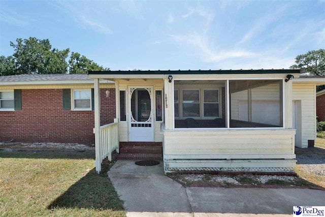 view of front facade with a front lawn