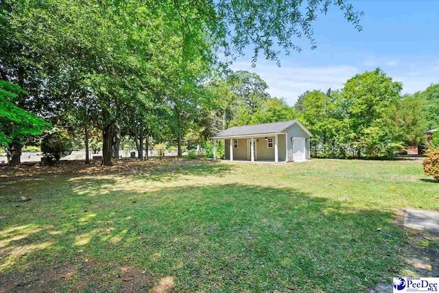 view of yard featuring an outbuilding