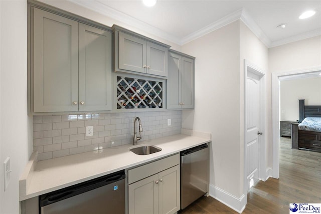 kitchen featuring sink, stainless steel dishwasher, dark wood-type flooring, and gray cabinetry